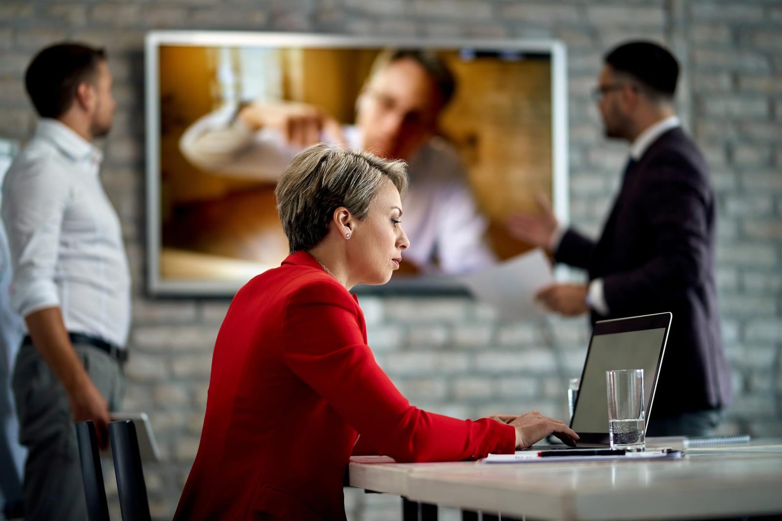 Imprenditrice con il computer durante un incontro in ufficio